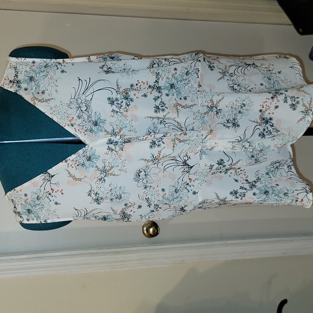 Size 3X Maurices floral front twist tank